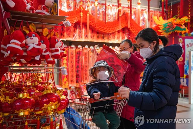2023년 1월 베이징의 한 슈퍼마켓에서 춘제(중국의 설)용 장식물을 살펴보는 시민.