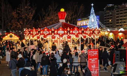 인파로 북적이는 '광화문 마켓'