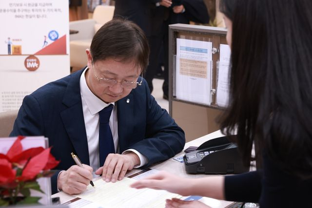 이찬진 금융감독원장, 첫 출시 IMA 가입