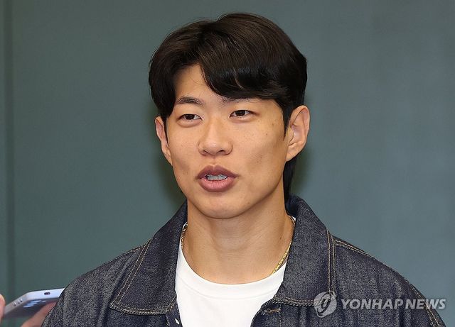 질문에 답하는 송성문