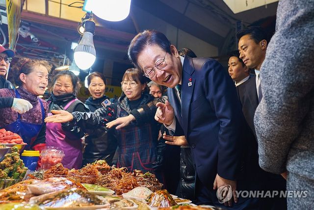 부산 부전시장 찾은 이재명 대통령