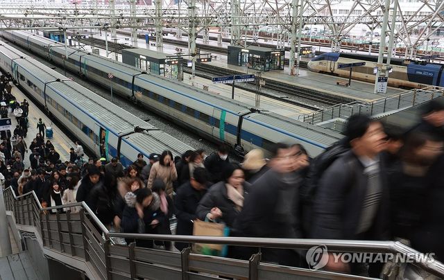 철도노조 총파업 유보…붐비는 서울역