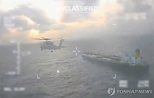 베네수엘라에서 출항한 유조선 위를 비행하는 미국 해안경비대