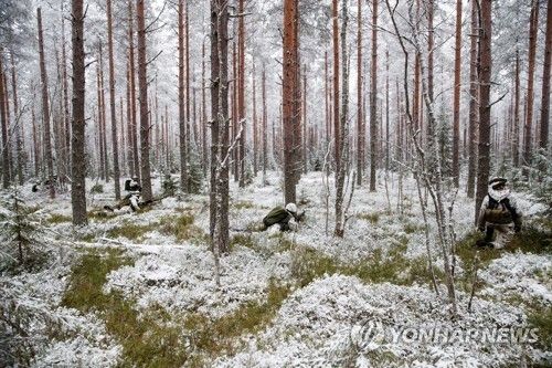 훈련을 진행 중인 핀란드군 [EPA 연합뉴스 자료사진] 