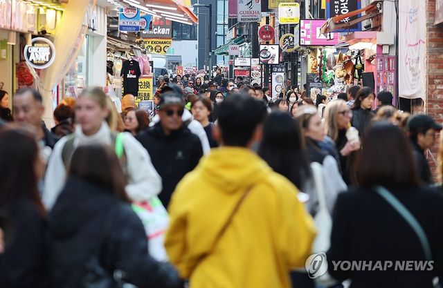 북적이는 서울 중구 명동거리