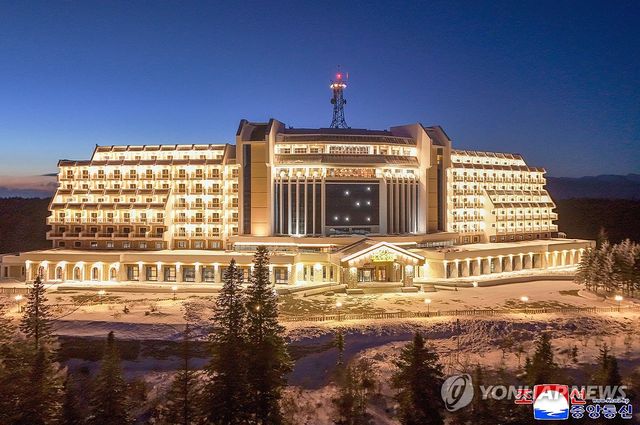 북, 백두산 인근 삼지연에 호텔 준공…김정은 "관광 대표도시로"