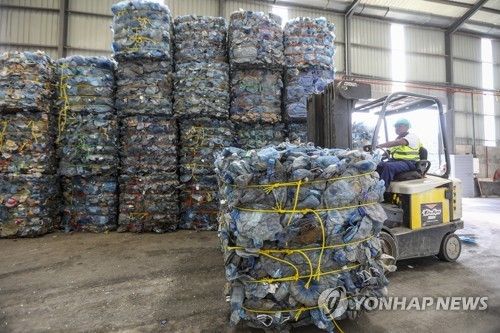 압축된 채 쌓여 있는 플라스틱 페트병