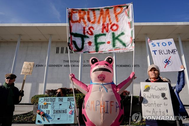 트럼프-케네디 센터로 명칭 변경된 건물 앞에서 반대 시위하는 미국인들