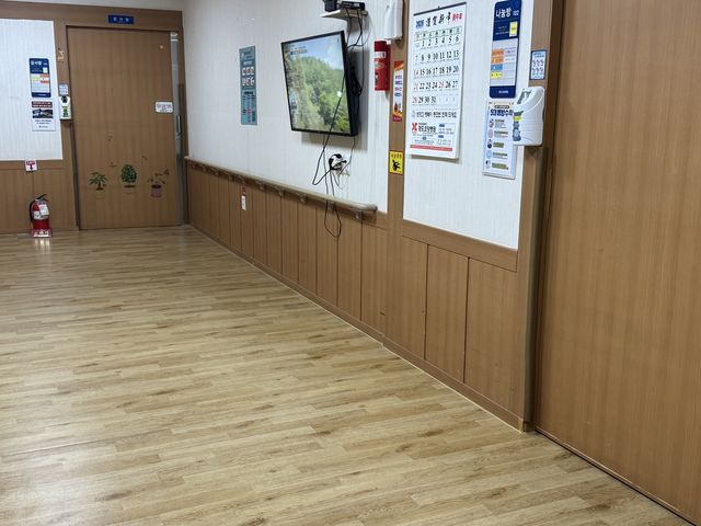 환자가 기어서 움직이도록 돕는 바닥을 도입한 병동