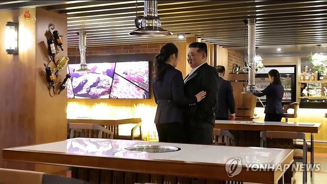 삼지연 밀영호텔 식당 시설 둘러보는 김정은