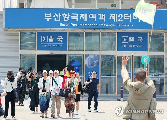 부산 방문한 중국 크루즈 단체 관광객