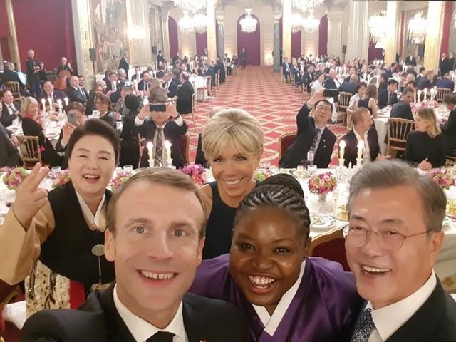 2018년 한·프랑스 정상 만찬서 공연하고 양국 정상 내외와 '셀카'