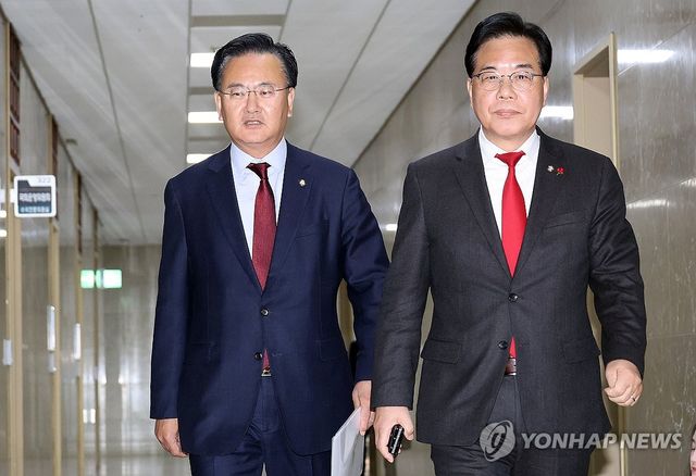 운영위원장실 들어서는 송언석·유상범