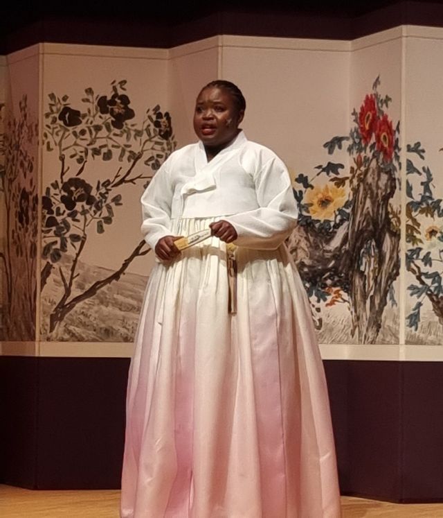 판소리 공연하는 소리꾼 로르