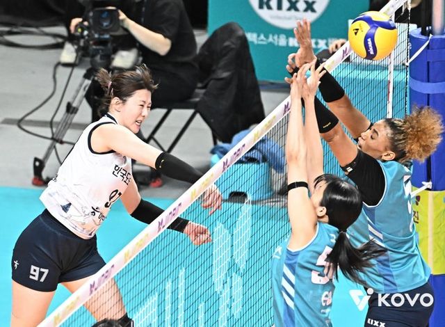 공격하는 한국도로공사 강소휘(왼쪽)