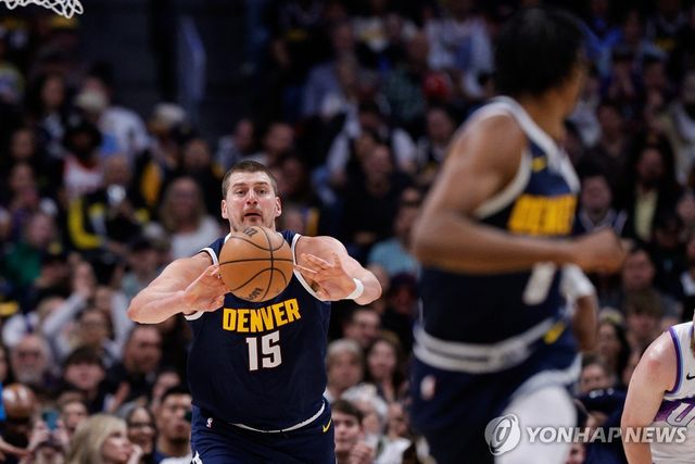 패스하는 니콜라 요키치