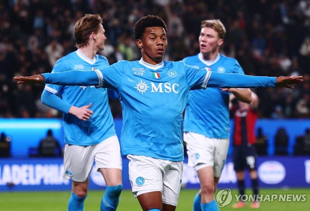 골세리머니를 펼치는 나폴리의 다비드 네레스