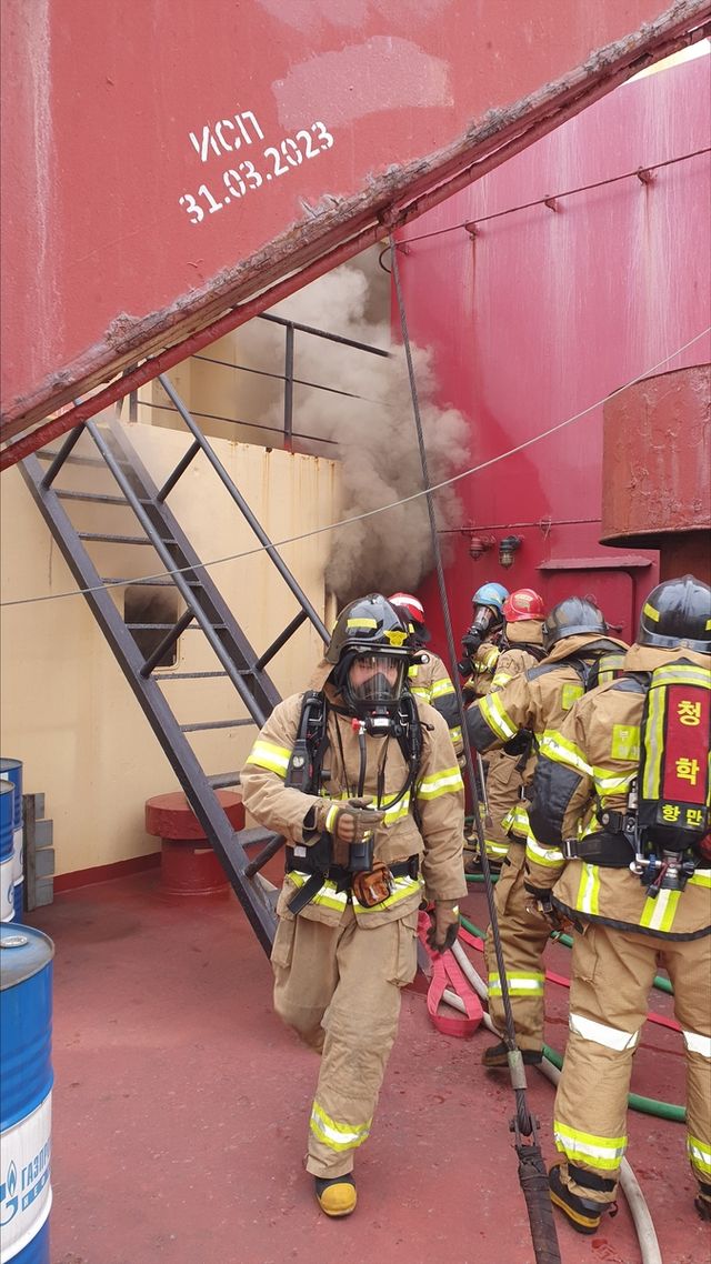 선박 진입하는 소방대원