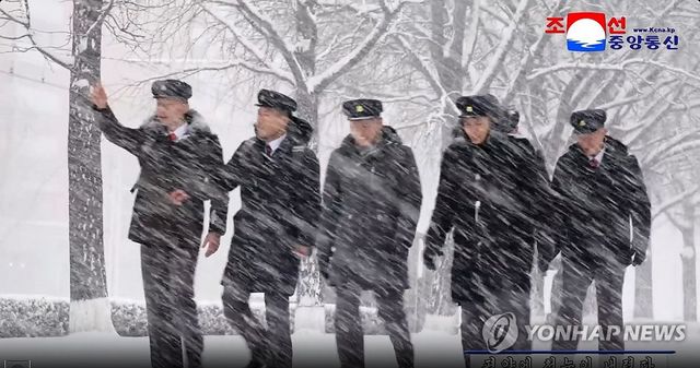 첫눈 맞는 북한 학생들