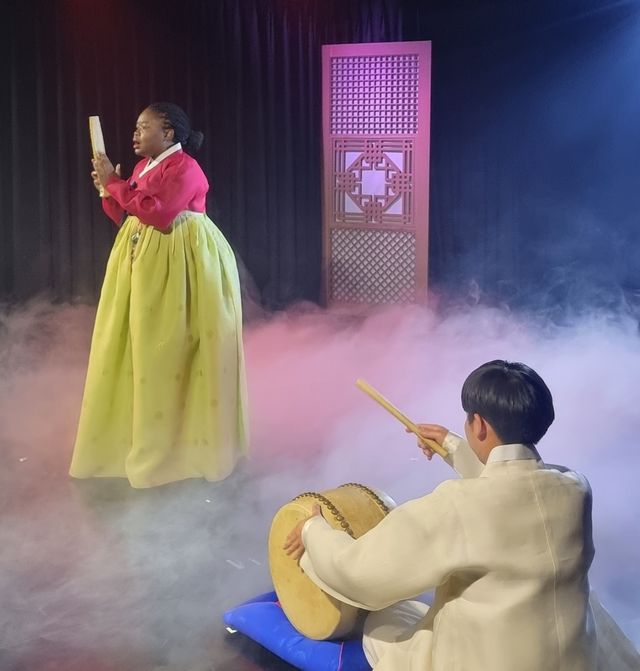 판소리 공연하는 소리꾼 로르