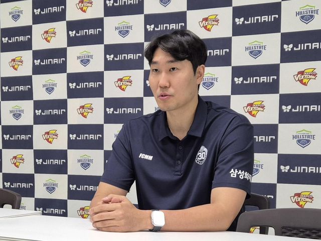 인터뷰하는 고준용 삼성화재 감독대행