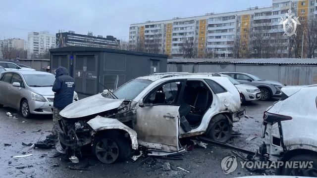 파닐 사르바로프 중장이 22일 차량폭탄테러로 숨진 가운데 현장에서 폭파된 차량에 대한 조사가 진행되는 모습