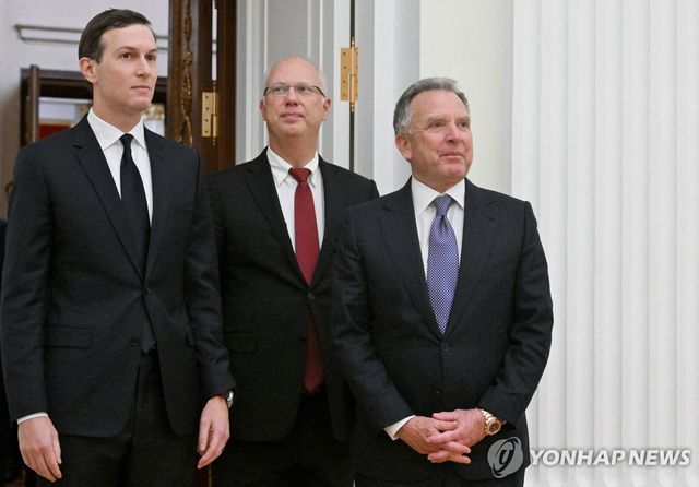 이달 초 크렘린궁에서 회동한 러시아와 미국 대표들. 왼쪽부터 재러드 쿠슈너, 키릴 드미트리예프, 스티브 윗코프