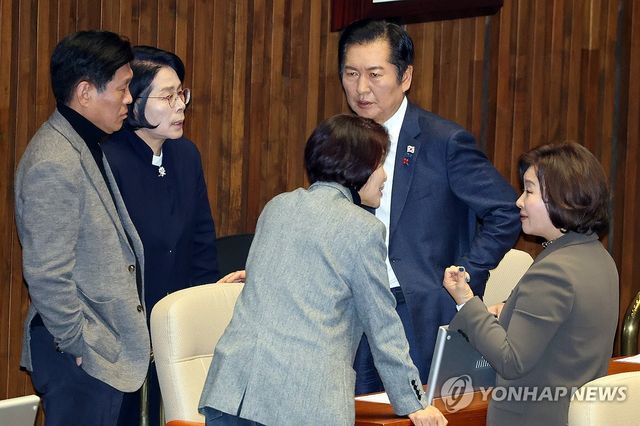 대화 나누는 정청래·최민희