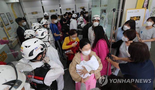 대피하는 임산부