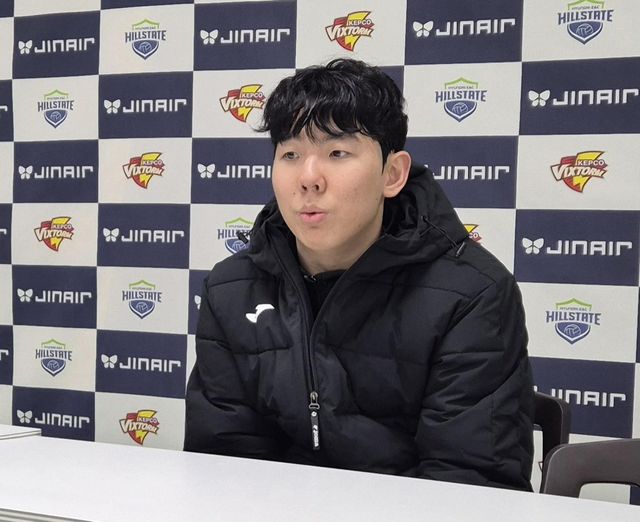 인터뷰하는 윤하준