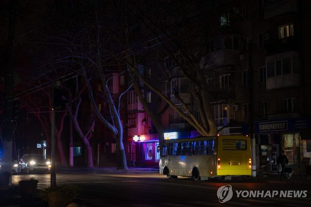 정전으로 암흑이 된 우크라이나 오데사의 거리