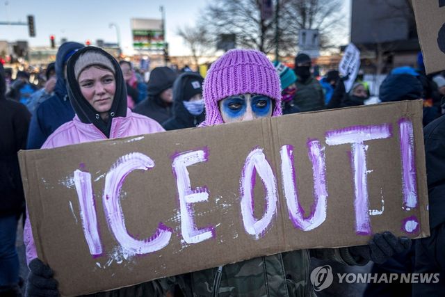 (AFP=연합뉴스) 지난 20일 미국 미네소타주 미니애폴리스 인근에서 미국 이민세관단속국(ICE)의 법집행에 반대하는 시위가 열리고 있다.