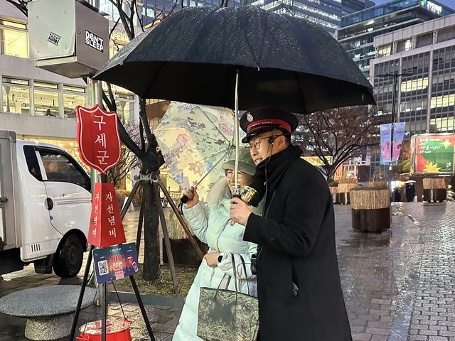 기부 후 구세군 사관학생 서중경씨와 기념사진을 남기는 강명희씨