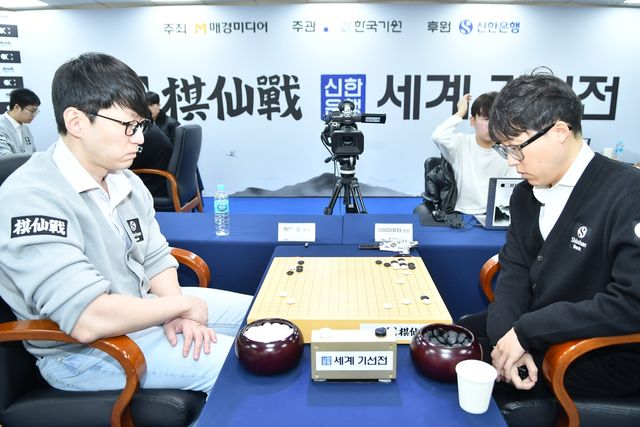 박진솔(왼쪽) 9단이 이야마 유타 9단에게 승리했다.