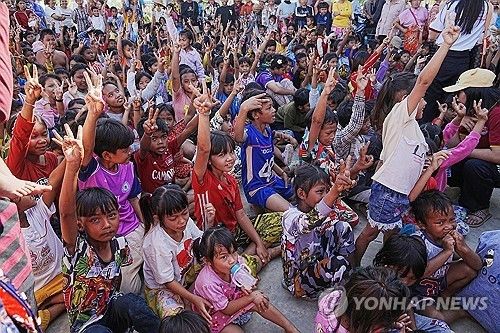 태국과 무력 충돌로 피난한 캄보디아 어린이들