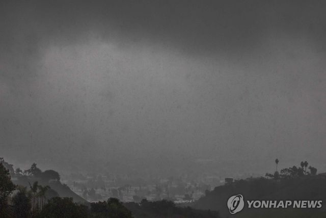 24일 폭풍우로 어둠에 잠긴 LA 일대