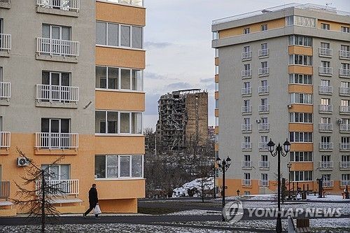 우크라이나 내 러시아 점령지 마리우폴의 새 아파트 건물