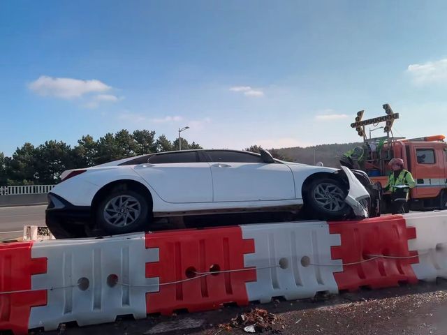 방호벽에 올라탄 차량