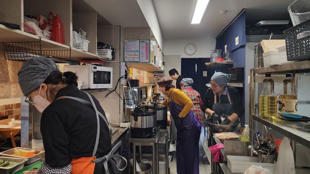 점심 영업 준비하는 스시은(銀) 시니어 직원들