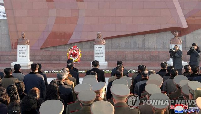 지난 2019년 김정숙 탄생 102주년을 맞아 동상에 참배하는 북한 주민들