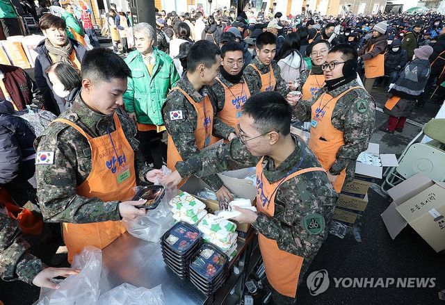 음식 포장하는 군인 자원봉사자들