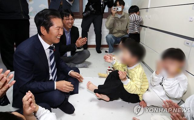 성탄절이브 아동복지시설 찾은 정청래 대표