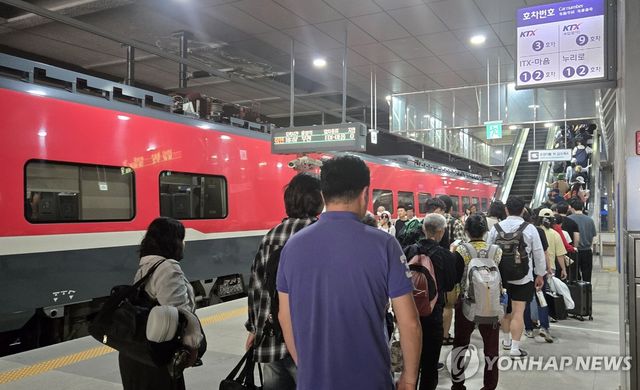 강릉∼부산 동해선 열차 관광객