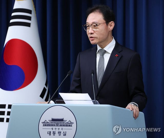 브리핑하는 이규연 홍보수석