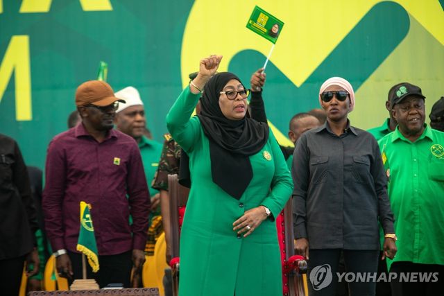 대통령 선거운동 출정식에 참석한 하산 대통령과 지지자들