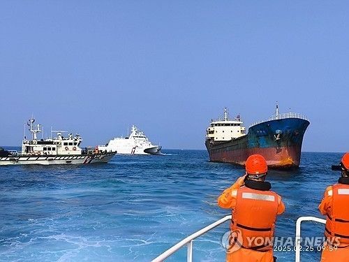 지난 2월 대만에 나포된 화물선 훙타이58호(오른쪽) 