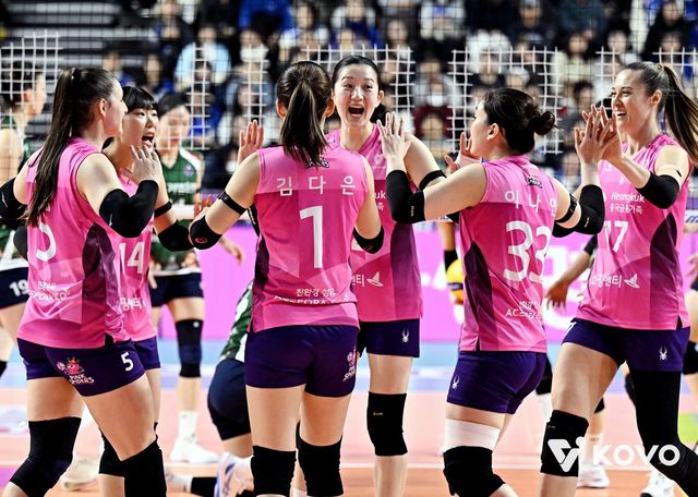 득점 후 기뻐하는 흥국생명 선수들