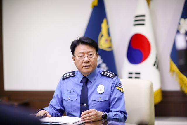 인터뷰하는 장인식 해경청장 직무대행