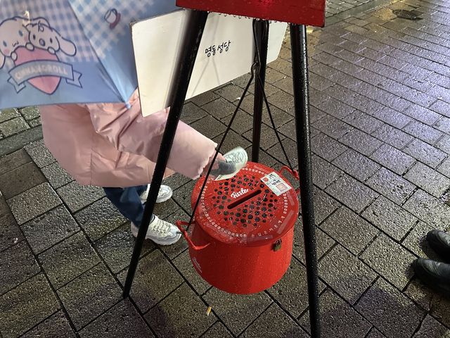 명동성당 앞 구세군 자선냄비에 기부하는 어린이