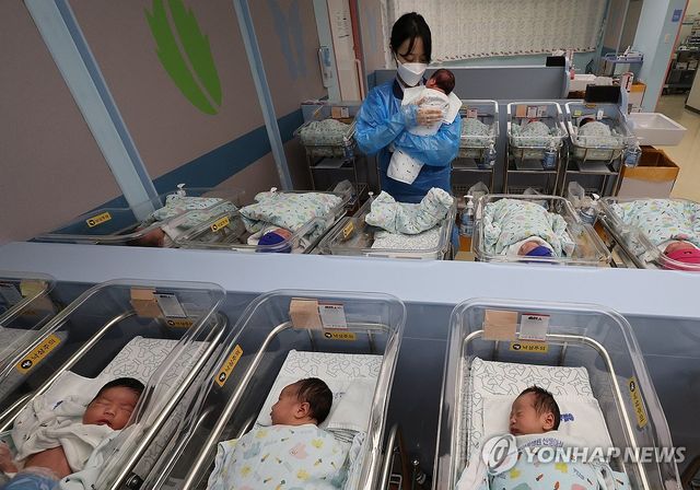 신생아 돌보는 간호사